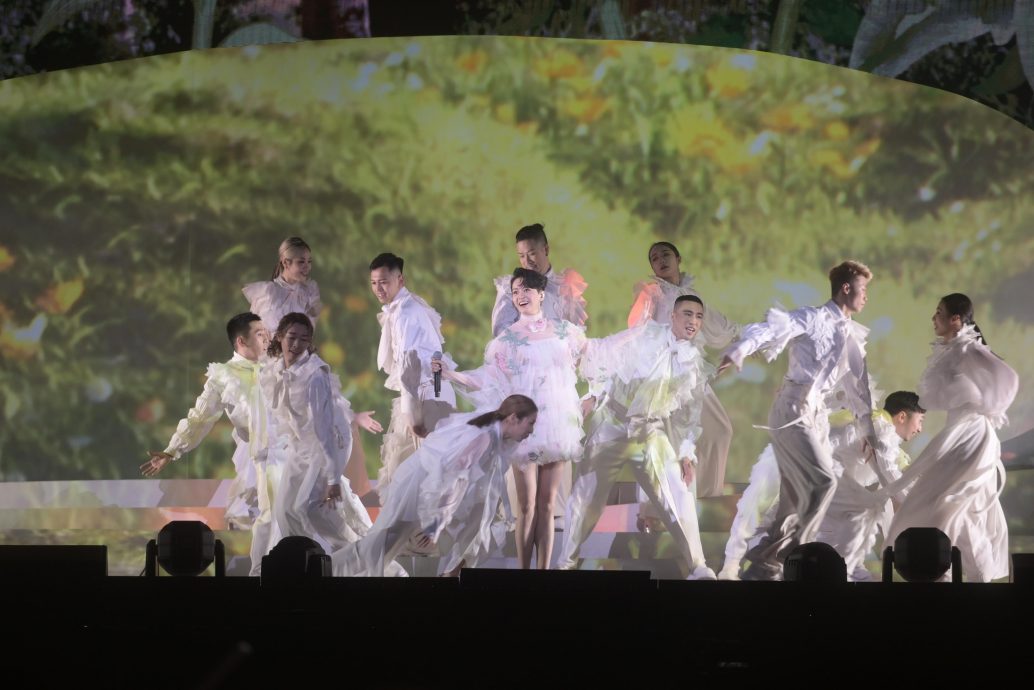 梁咏琪开唱花海舞台震撼 ​台殡葬业看吓“像告别式”