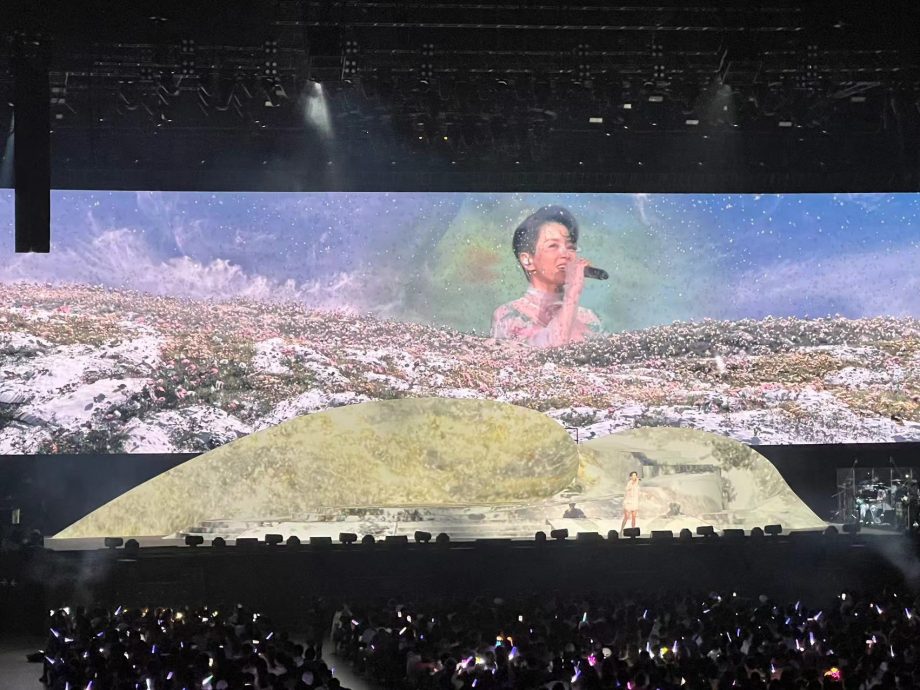 梁咏琪开唱花海舞台震撼 ​台殡葬业看吓“像告别式”