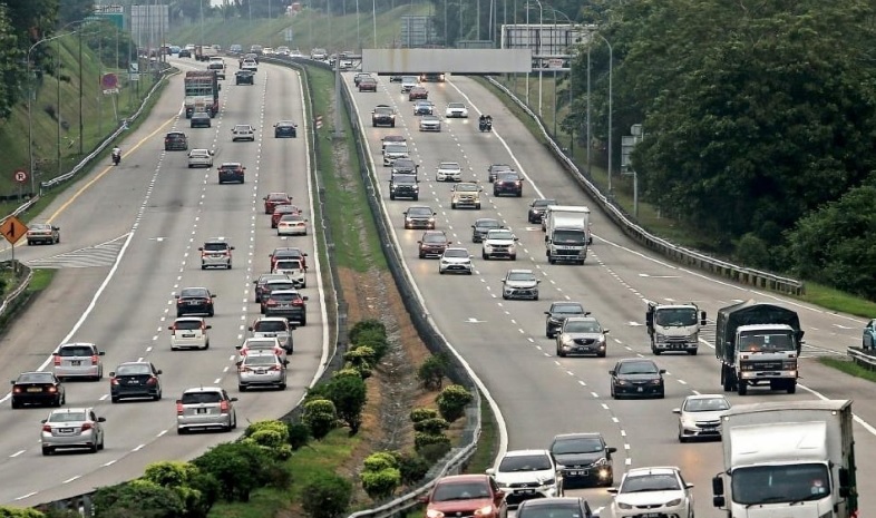 民众陆续返乡过节多条大道塞车 鹅唛收费站17公里车龙