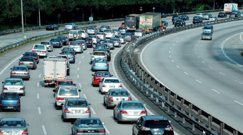 民众陆续返乡过节多条大道塞车 鹅唛收费站17公里车龙