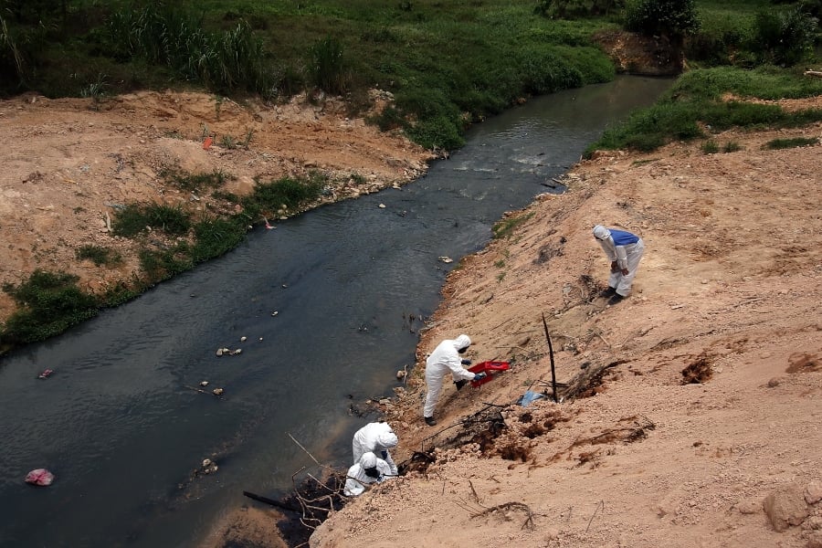 水源污染日益严重 查尔斯:人民把河流当垃圾桶