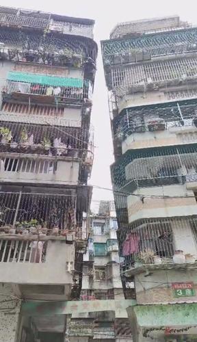 汕头楼宇“握手楼”90年代已倾斜