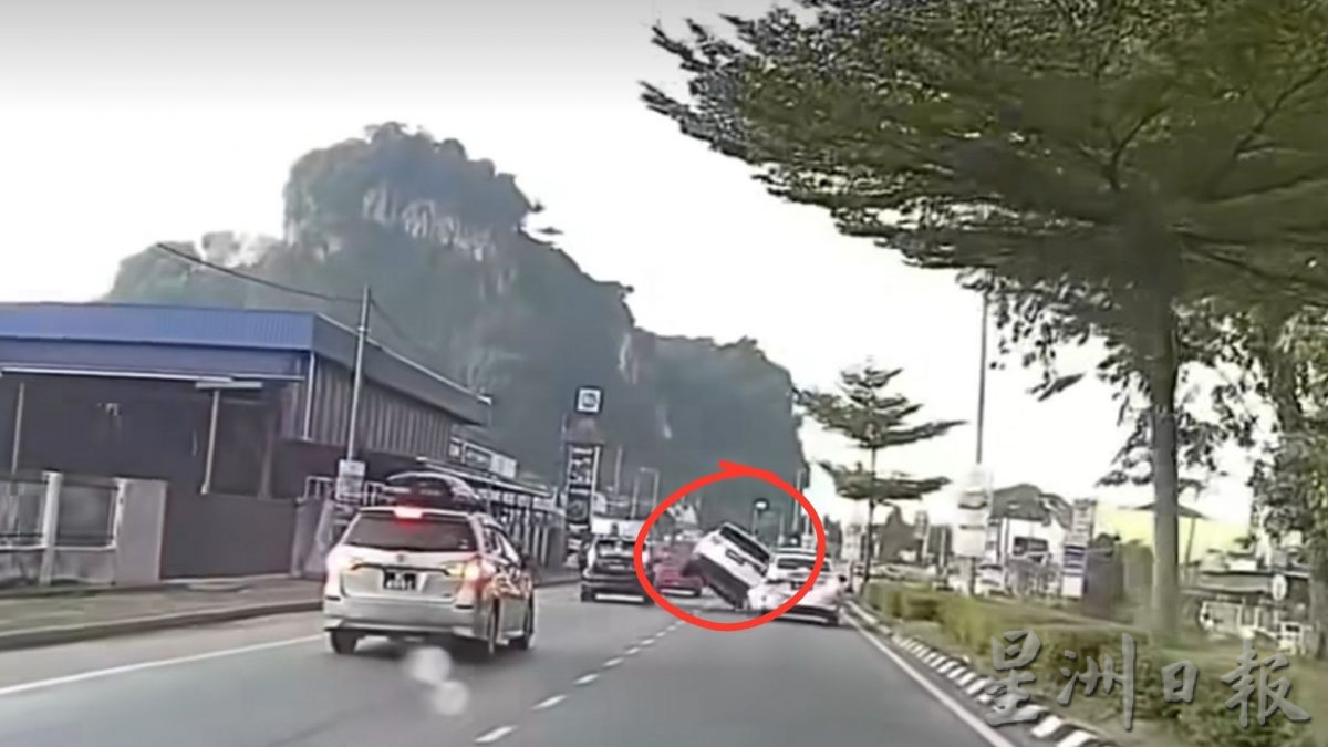 江沙路靠近斗华新村 轿车交通前连环撞至少5车 