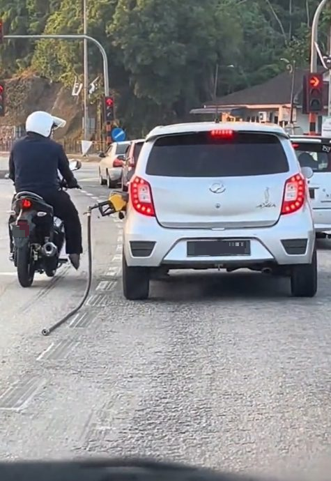 油枪插油箱口 油管拖马路 网民：Axia司机赶时间