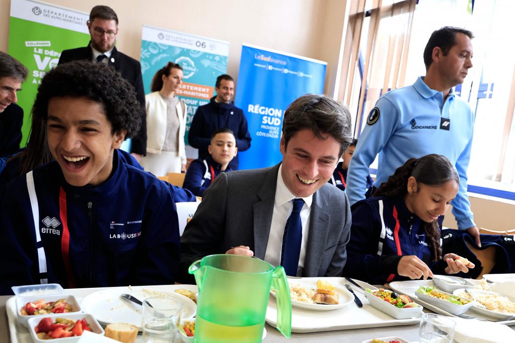 法国致力遏制校园暴力 总理访学校遇孩童打“小报告”:“马克龙很坏”