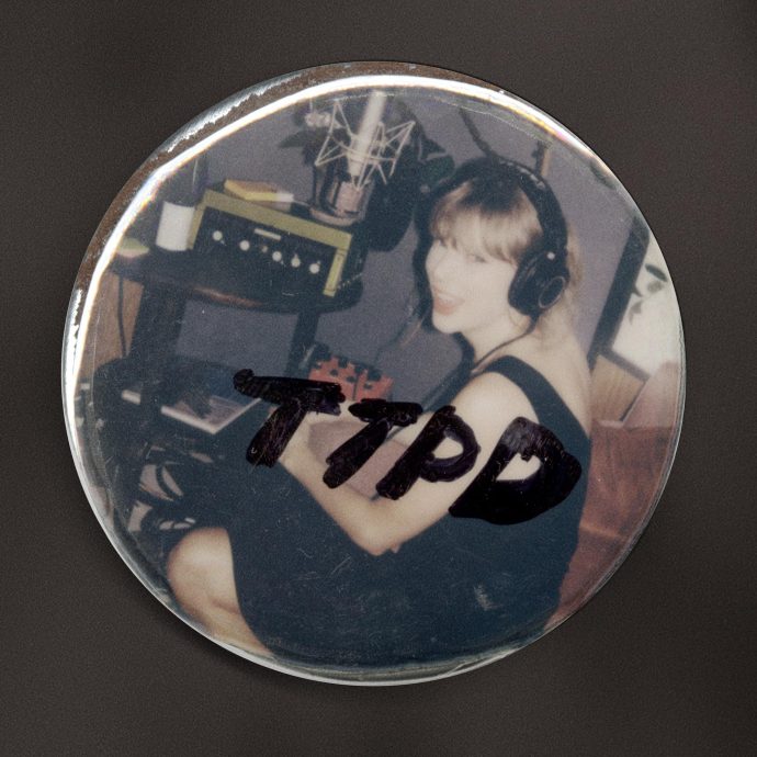 泰莱《TTPD》霸榜壁报 2度创新纪录被称“空姐”	