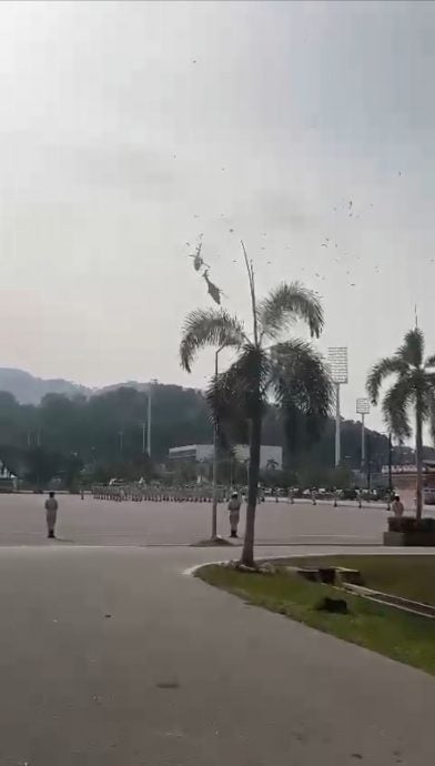 海军演习坠机︱机上10军人全罹难 现场情况骇人