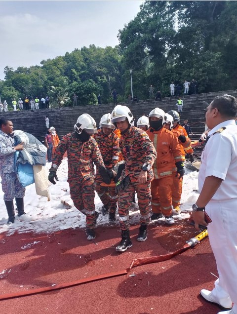 消拯员抵现场救援  将所有死者移出