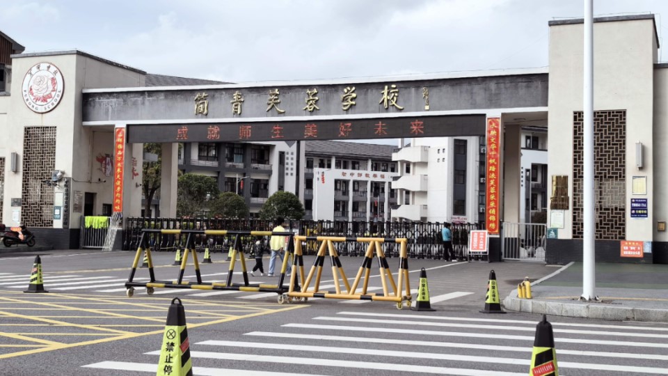 湖南9岁童跳楼亡 父亲:儿子常被体罚一周遭打手13次 罚抄万遍 死前都还没抄完