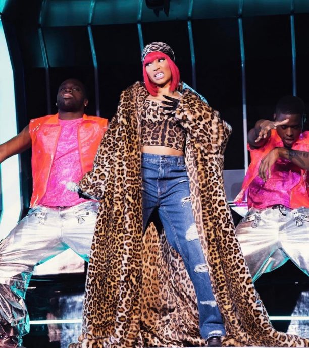 演唱会迟至晚上11时才开场 妮琪米娜斥被​航班海关延误