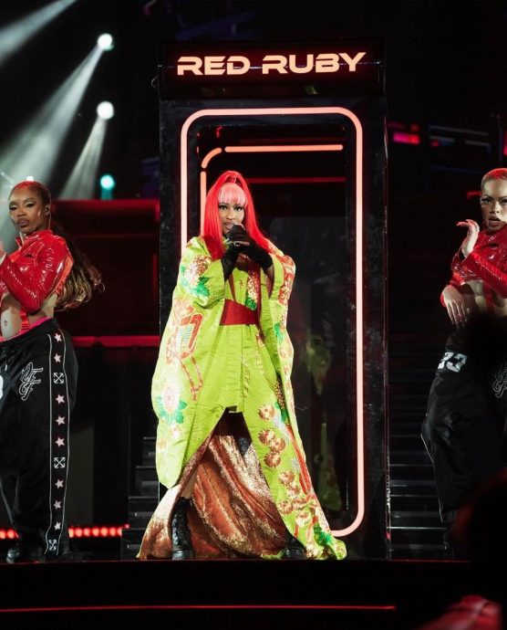 演唱会迟至晚上11时才开场 妮琪米娜斥被​航班海关延误