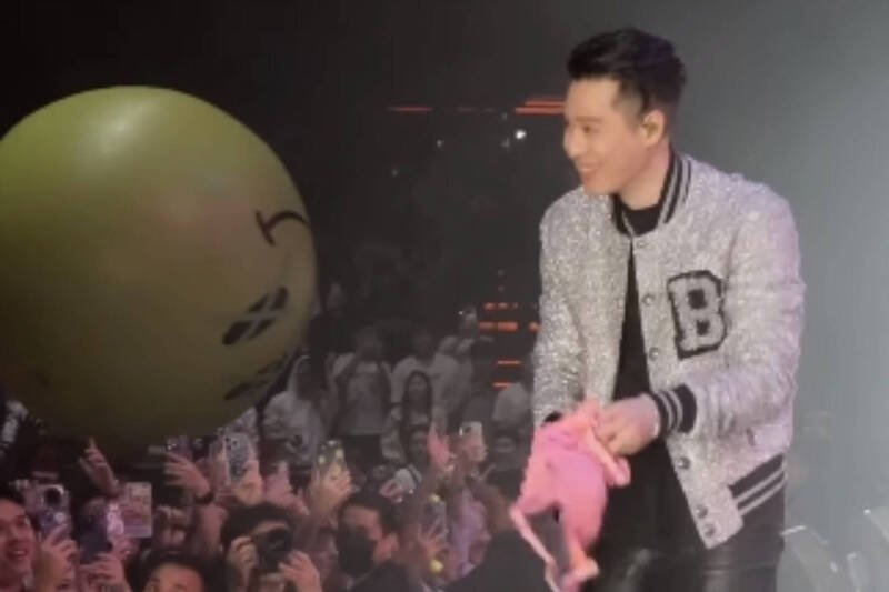 澳门开唱各色内衣满天飞 周汤豪笑称够开一家店