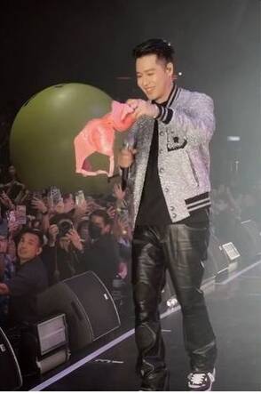 澳门开唱各色内衣满天飞 周汤豪笑称够开一家店