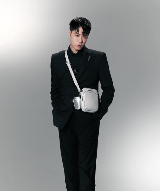 澳门开唱各色内衣满天飞 周汤豪笑称够开一家店