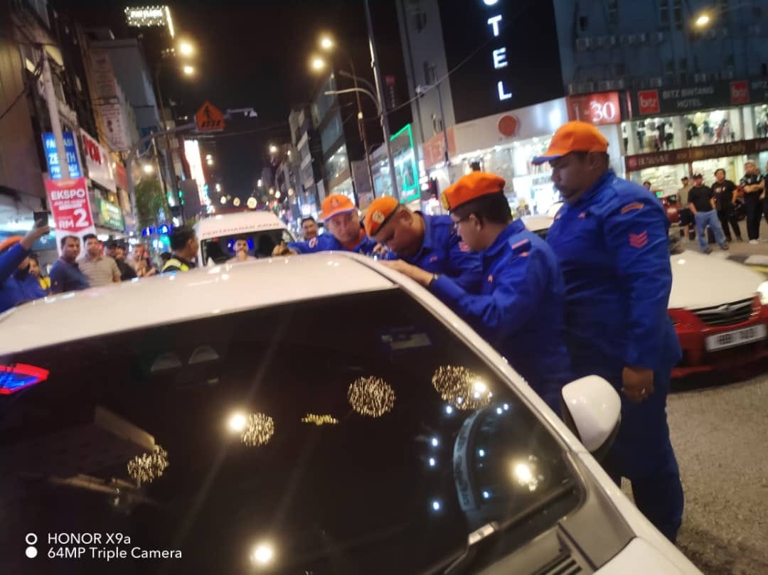 父亲大意将儿反锁车内,民防部队10分钟开门救出儿童