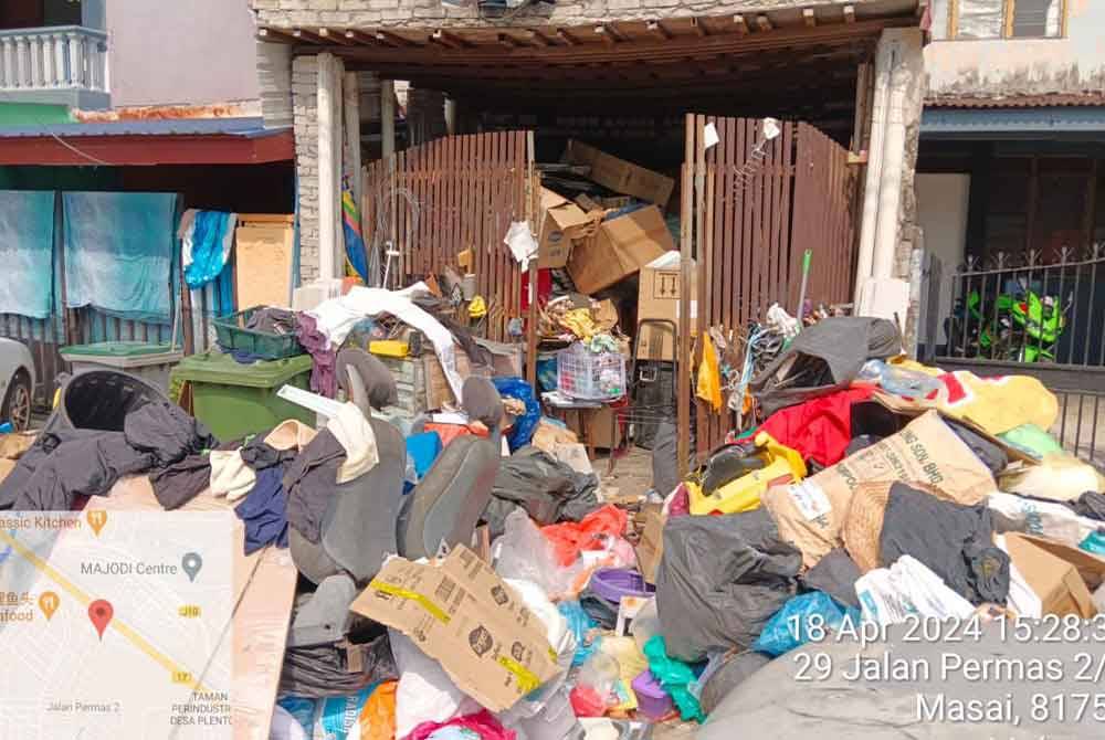 独居男子住家囤2.2吨垃圾 邻居轰:距离200米都闻到恶臭!