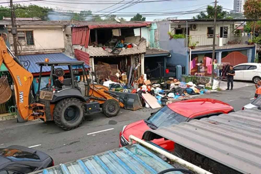 独居男子住家囤2.2吨垃圾 邻居轰:距离200米都闻到恶臭!