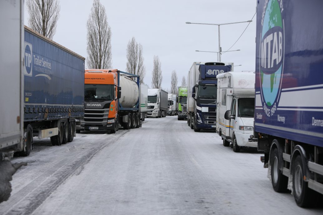 瑞典南部大雪致交通大乱  政府挨批“全都在放假”