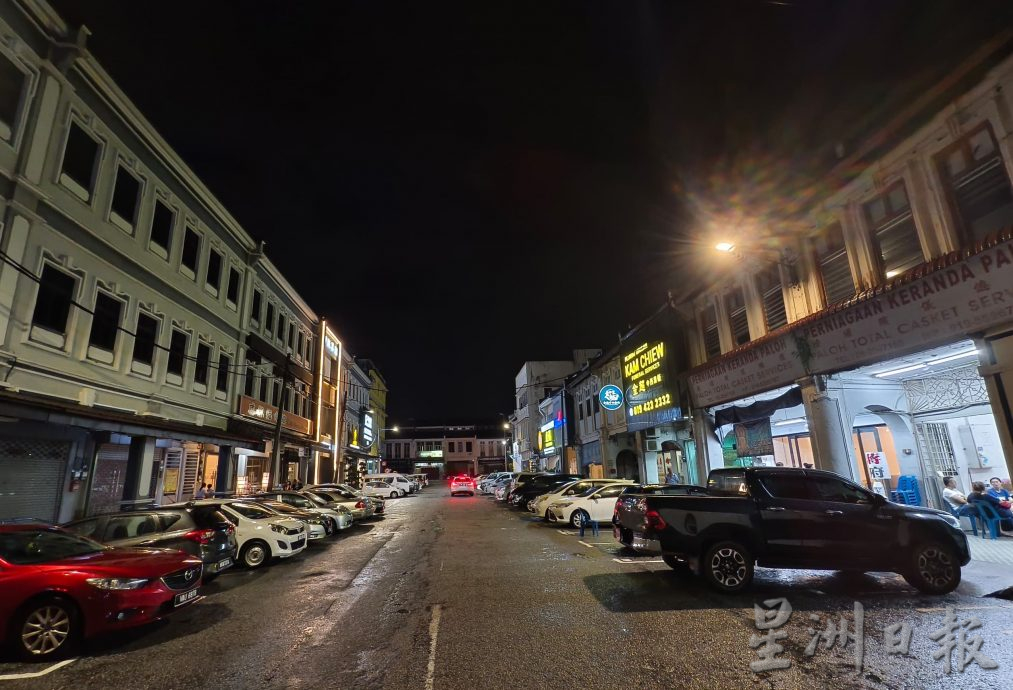 申请不到停车位搭布棚执照 怡谦街殡仪馆业者盼获解决方案