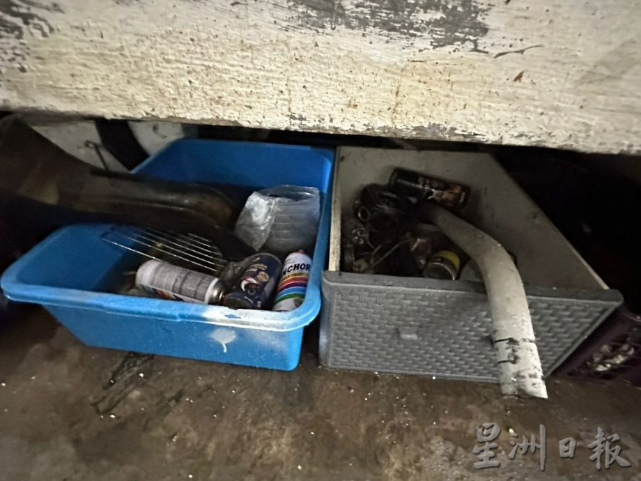 男子霸占楼梯口当修车厂 摩托车杂物堆积形阻碍
