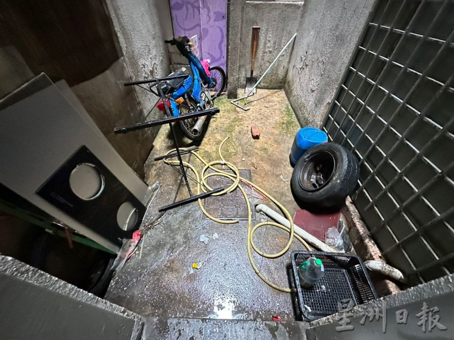 男子霸占楼梯口当修车厂 摩托车杂物堆积形阻碍