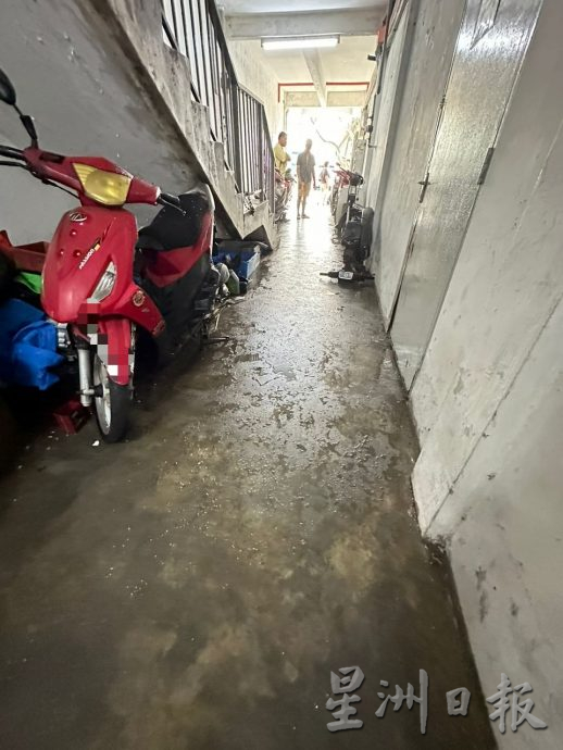 男子霸占楼梯口当修车厂 摩托车杂物堆积形阻碍