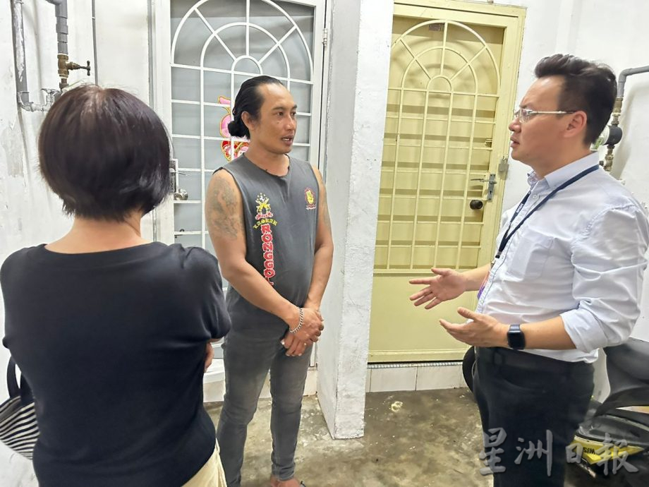 男子霸占楼梯口当修车厂 摩托车杂物堆积形阻碍