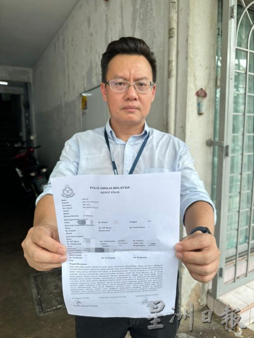 男子霸占楼梯口当修车厂 摩托车杂物堆积形阻碍