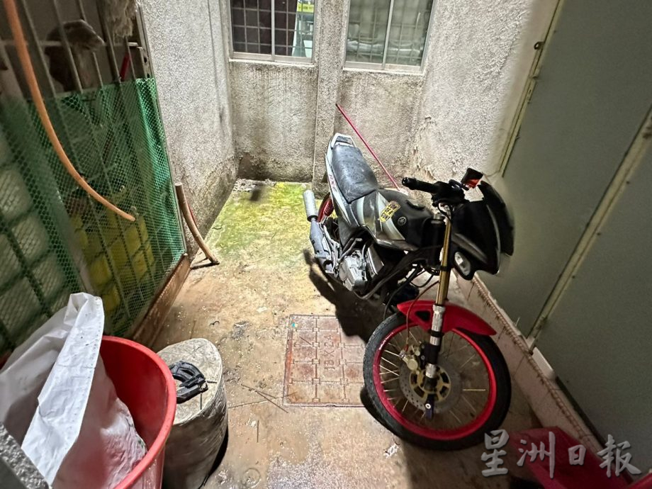 男子霸占楼梯口当修车厂 摩托车杂物堆积形阻碍