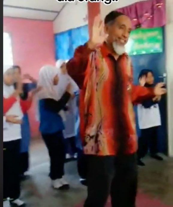 男教师带领学生唱跳《Balik Kampung》网上爆红 网笑亏:他已迫不及待回乡过节了!