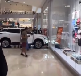 男童溜进车玩耍乱踩油门 展示车冲撞商场店外墙