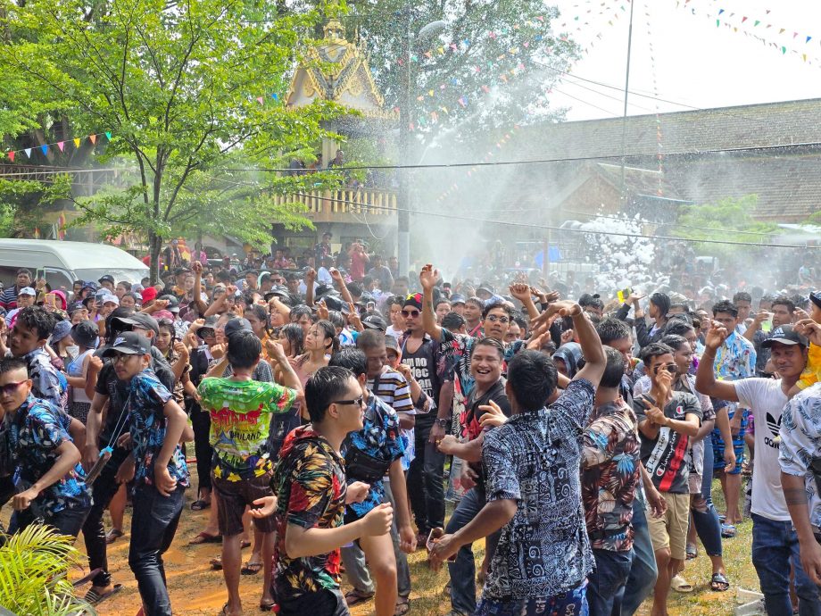 疫后重办反应热 吉泼水节热闹欢腾