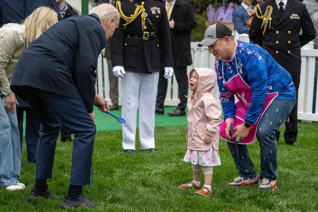 白宫草坪“滚彩蛋” 拜登吁宽恕 安抚暴哭小女孩