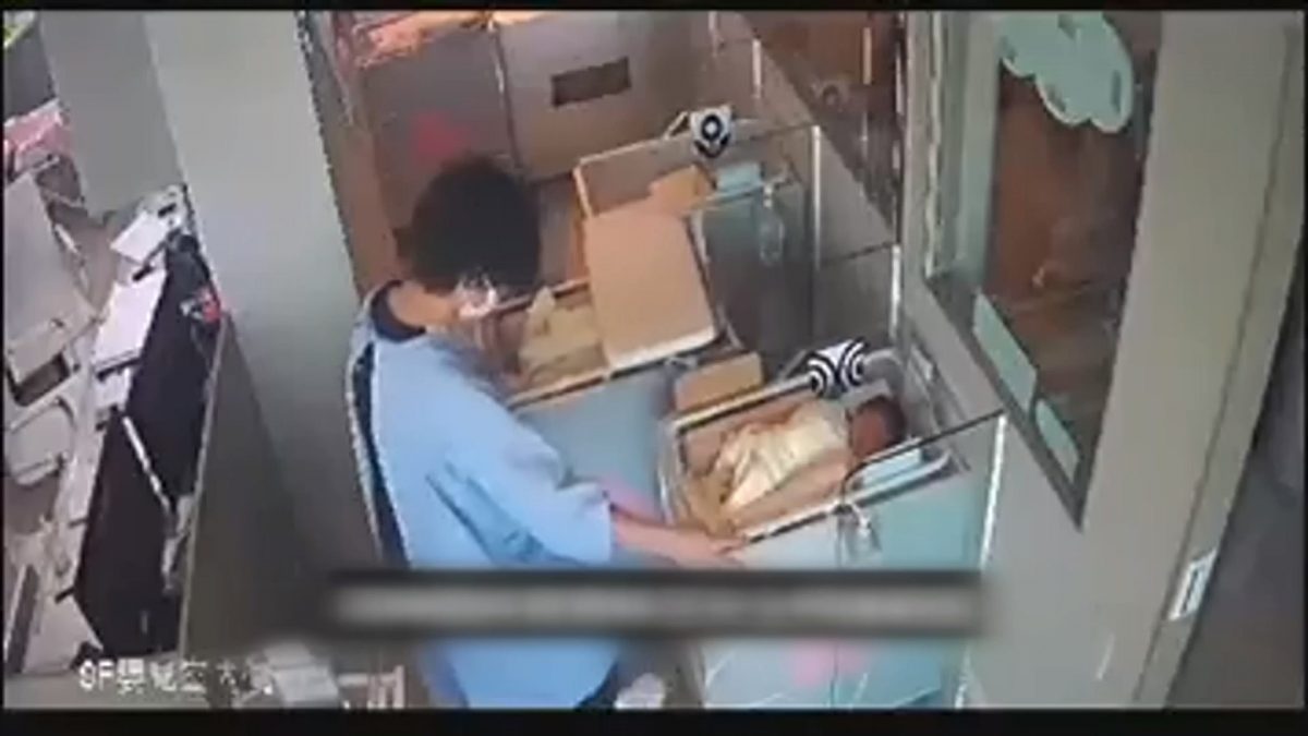 看护肉身保护卧病母 儿看监视器喊「感动」