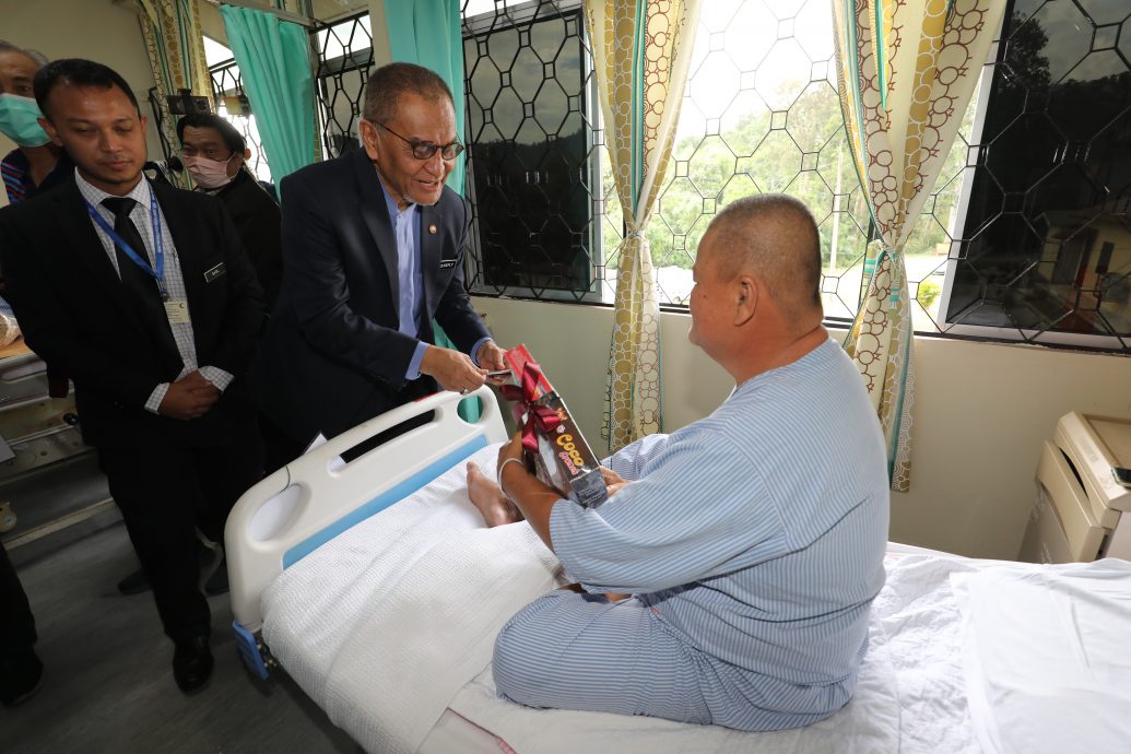 祖基菲里巡视新古毛医院/1图