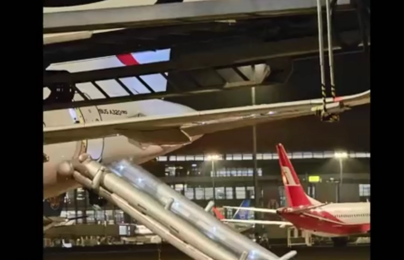 离谱!机组成员“闹矛盾”突放逃生滑梯 乘客还在机上