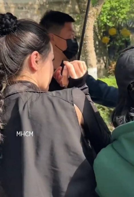 私生饭伸魔爪摸手臂 热巴慌张闪避咸猪手