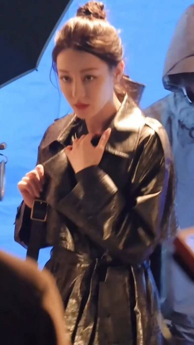 私生饭伸魔爪摸手臂 热巴慌张闪避咸猪手