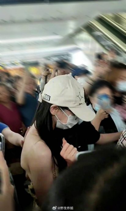 私生饭伸魔爪摸手臂 热巴慌张闪避咸猪手