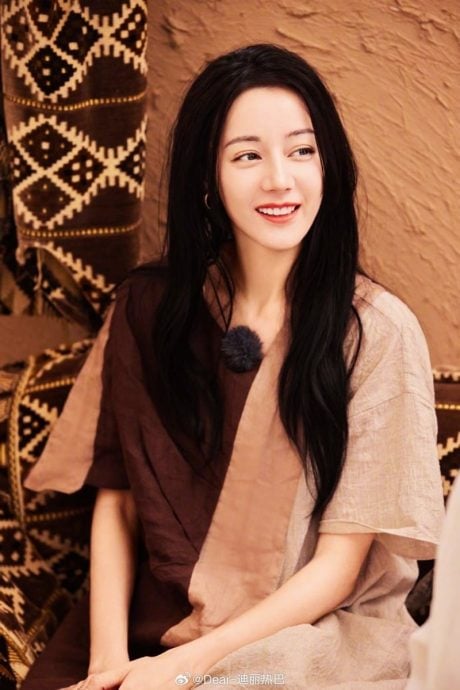 私生饭伸魔爪摸手臂 热巴慌张闪避咸猪手