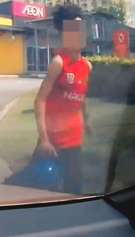 突遭男子用头盔狂打车 女司机吓坏幸好来得及逃 