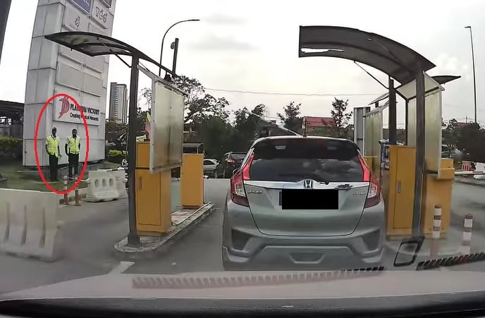 突遭男子用头盔狂打车 女司机吓坏幸好来得及逃 