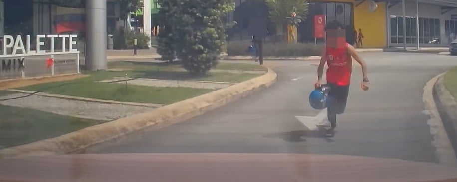 突遭男子用头盔狂打车 女司机吓坏幸好来得及逃 