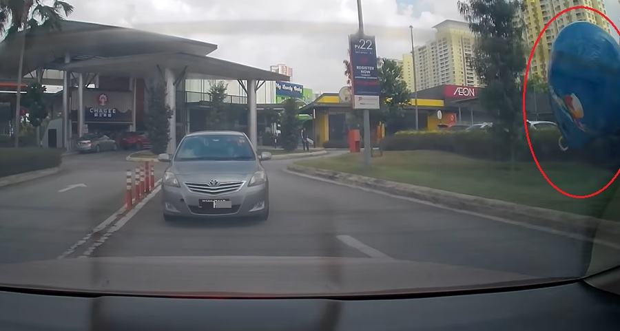 突遭男子用头盔狂打车 女司机吓坏幸好来得及逃 