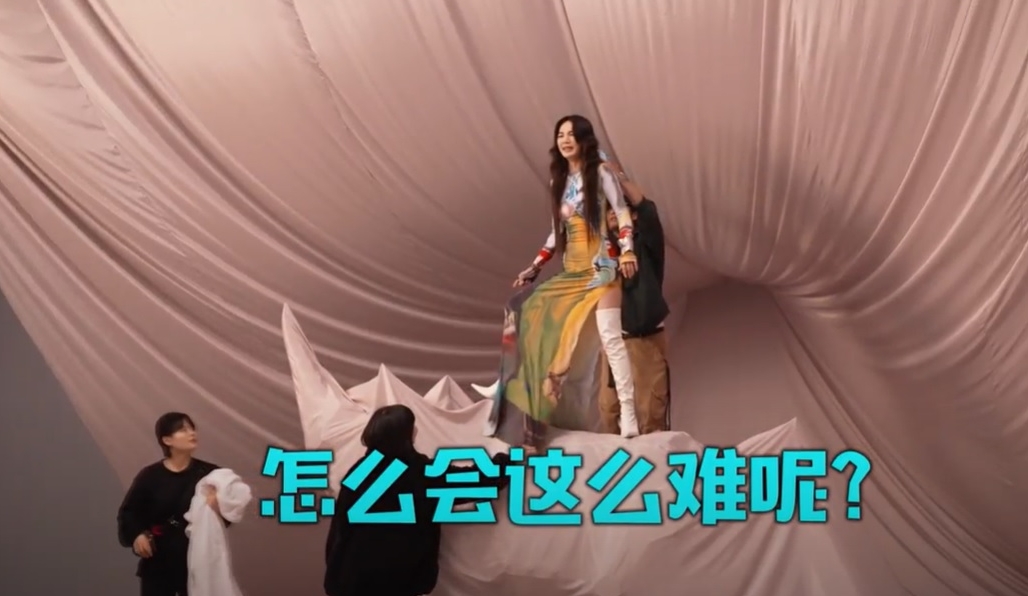 站上300公斤金刚犀牛 Ella崩溃：这什么肌力训练