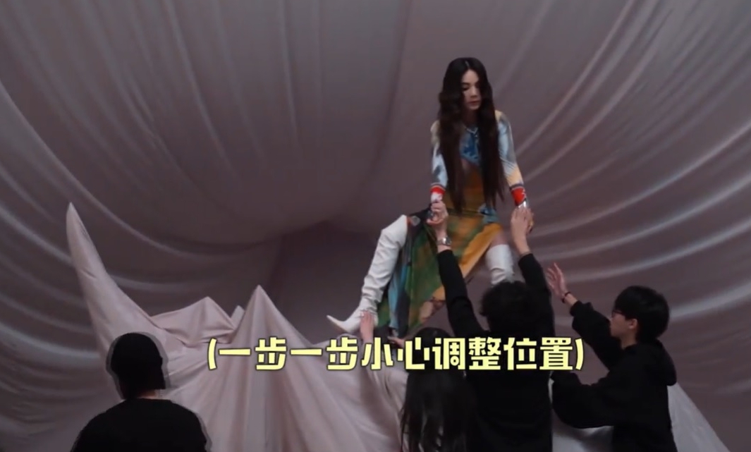 站上300公斤金刚犀牛 Ella崩溃：这什么肌力训练