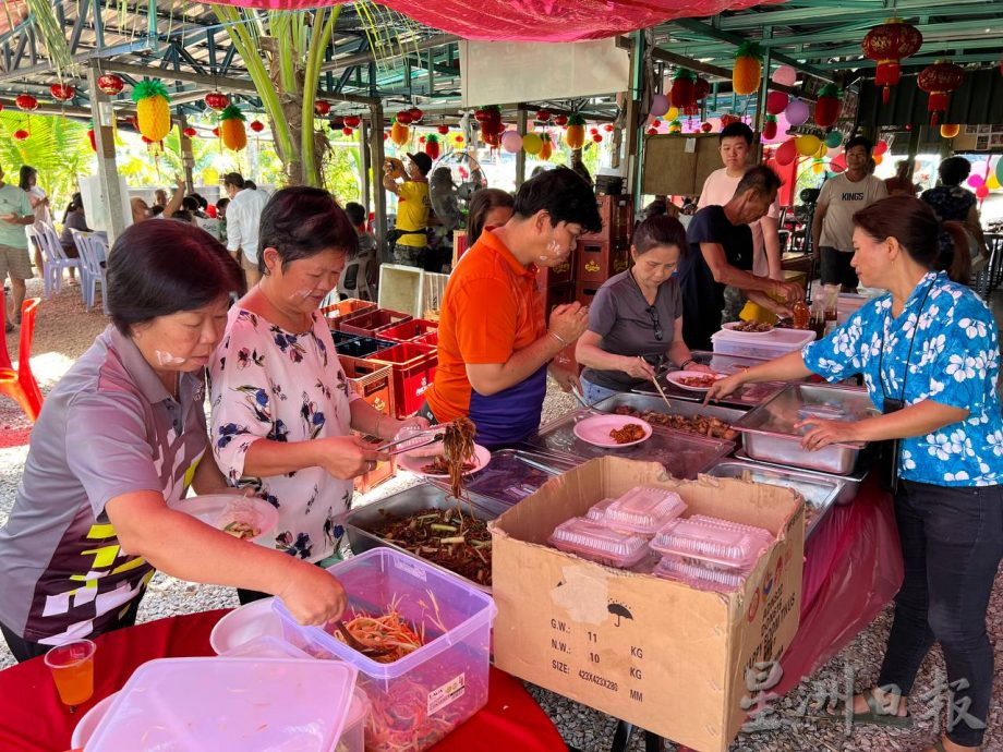 端洛百利新村泼水节欢乐不忘慈善