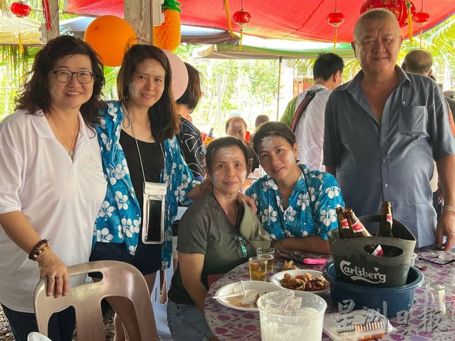 端洛百利新村泼水节欢乐不忘慈善