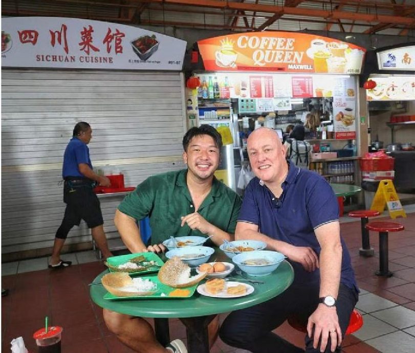 纽西兰总理走访麦士威熟食中心 品尝狮城早餐