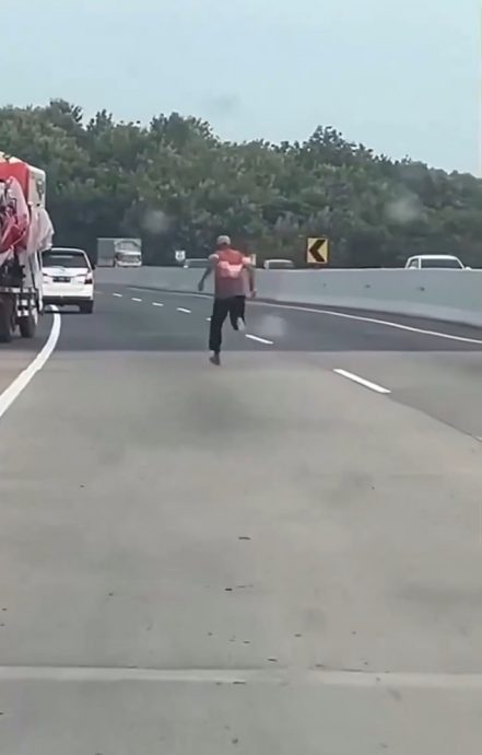 罗里大道停车没拉刹车滑行 司机追车场面吓人